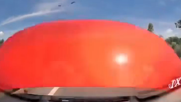 Nắp ca-pô lật che kín kính lái khi xe đang chạy 100 km/h
