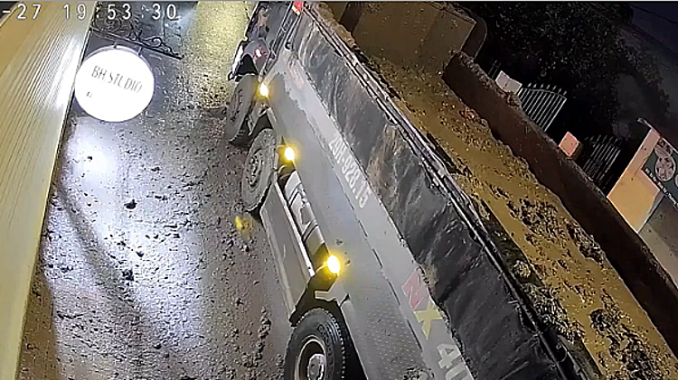 Phanh gấp tránh xe bus, xe tải trào bùn ra đường