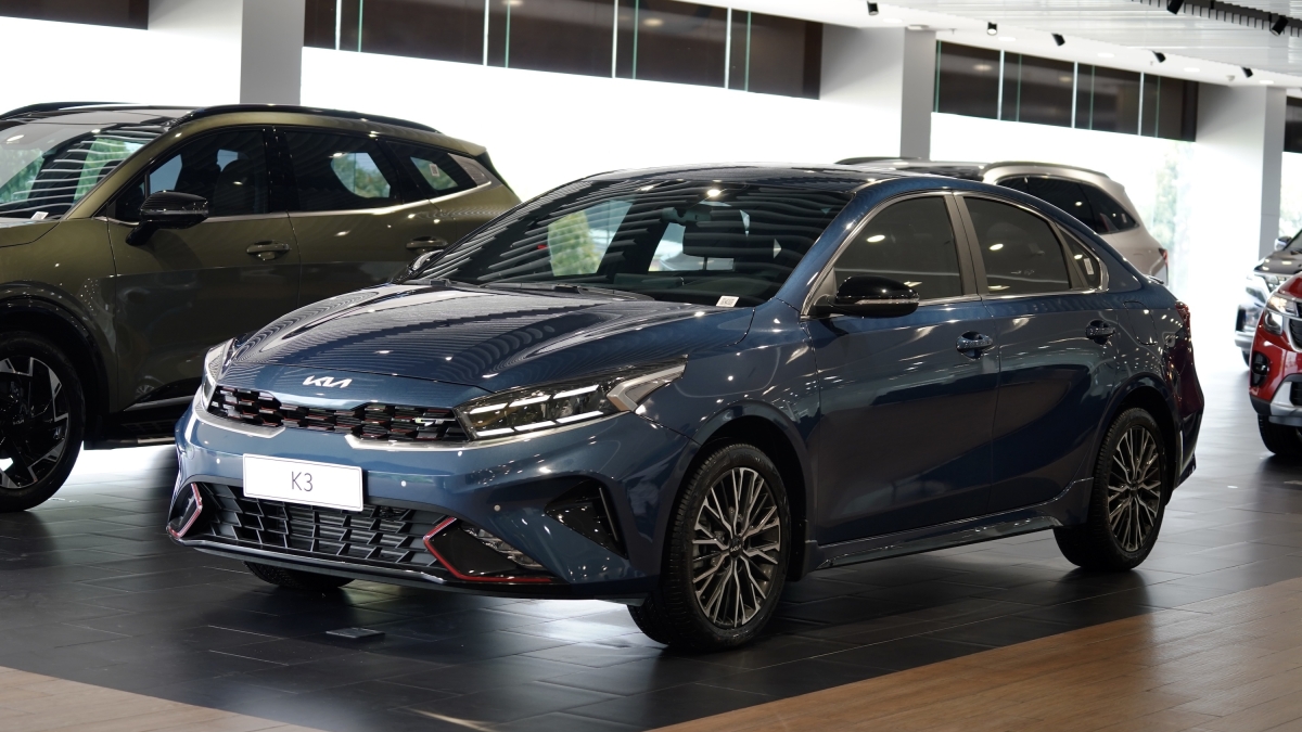 Sedan cỡ C 'hấp hối'