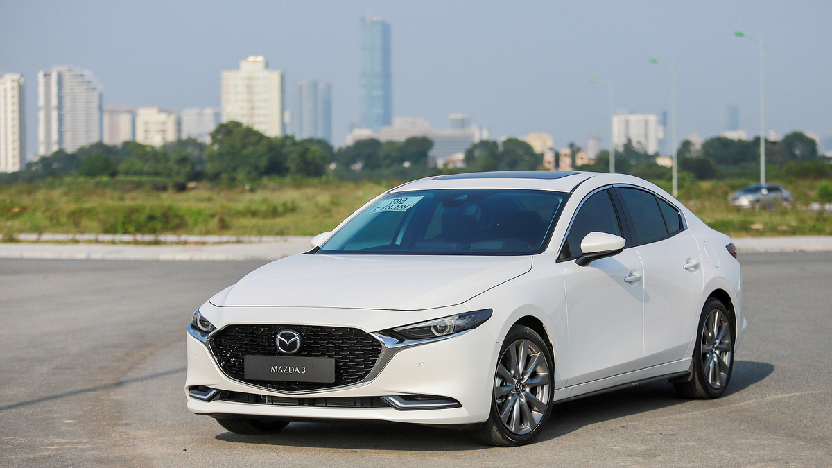 Sedan cỡ C lao dốc, doanh số co lại bằng xe cỡ A