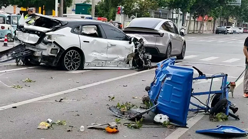 Ôtô lao 'như tên lửa' đâm văng hai công nhân vệ sinh