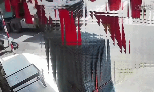 Xe máy lao vào gầm xe tải đang qua giao lộ