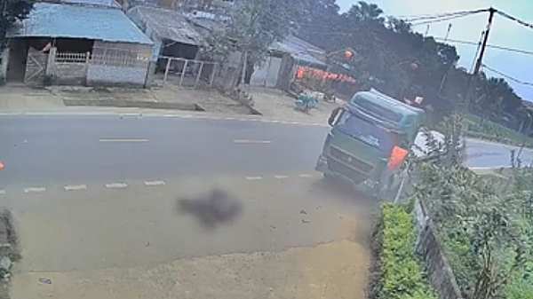 Xe máy lao thẳng vào đầu xe tải trên đường không bóng người