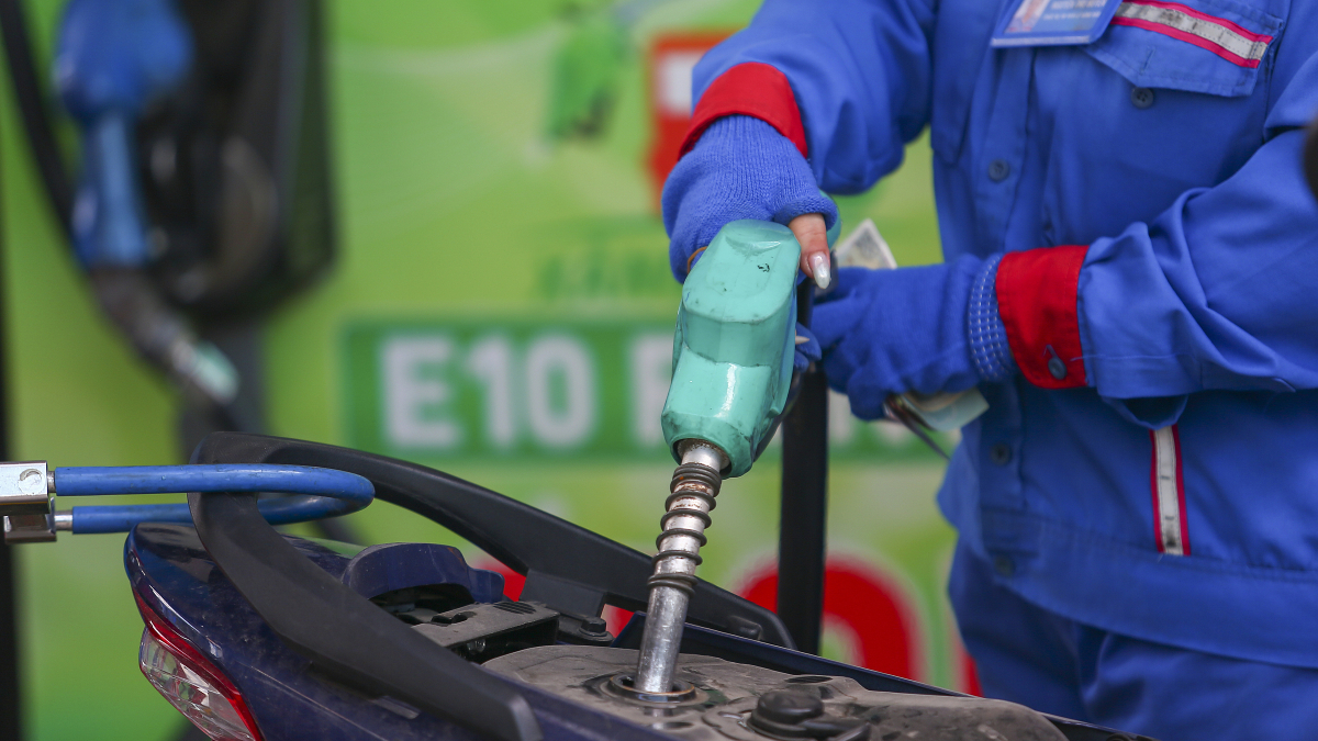 Cách lái xe tiết kiệm nhiên liệu khi chuyển sang xăng E10
