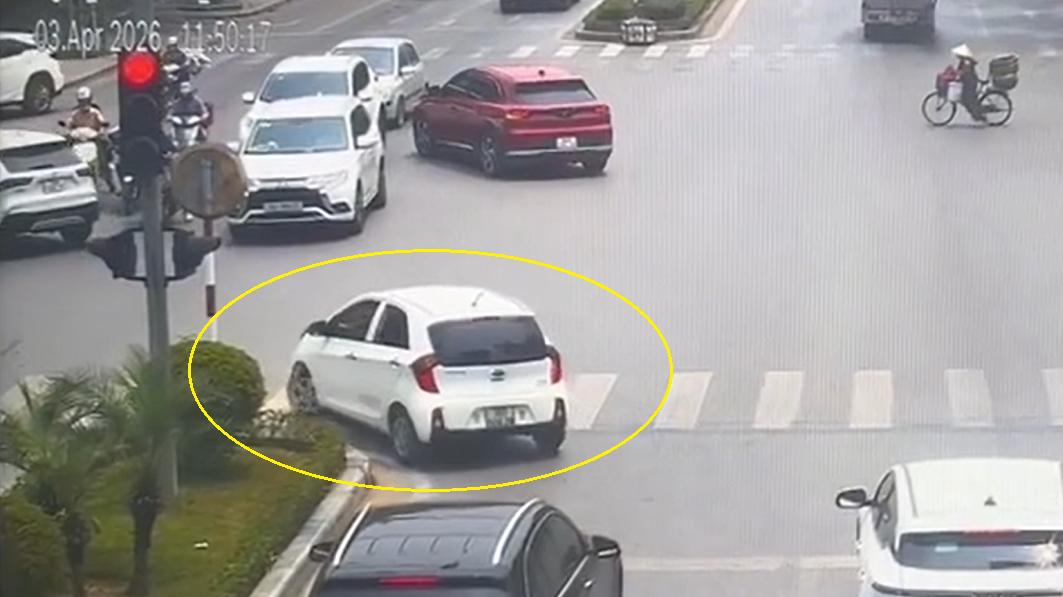 Cục CSGT làm rõ tranh cãi phạt nguội 'quay đầu xe trên vạch người đi bộ'