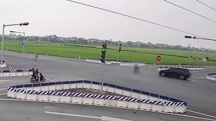 Ôtô phóng như tên bắn qua ngã tư, đâm bay xe máy
