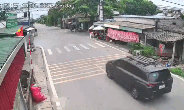 Phóng như bay qua ngã tư, ôtô con đâm văng xe tải vào nhà dân