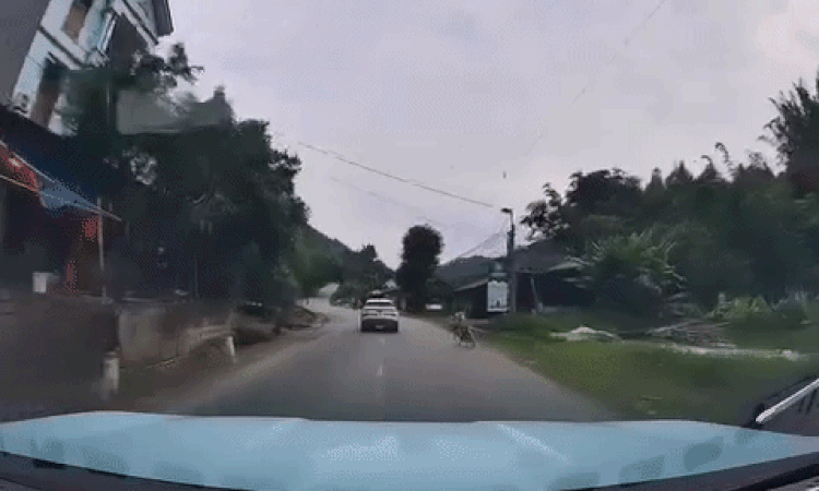 Tài xế phanh gấp cứu mạng cậu bé đi xe đạp tùy hứng
