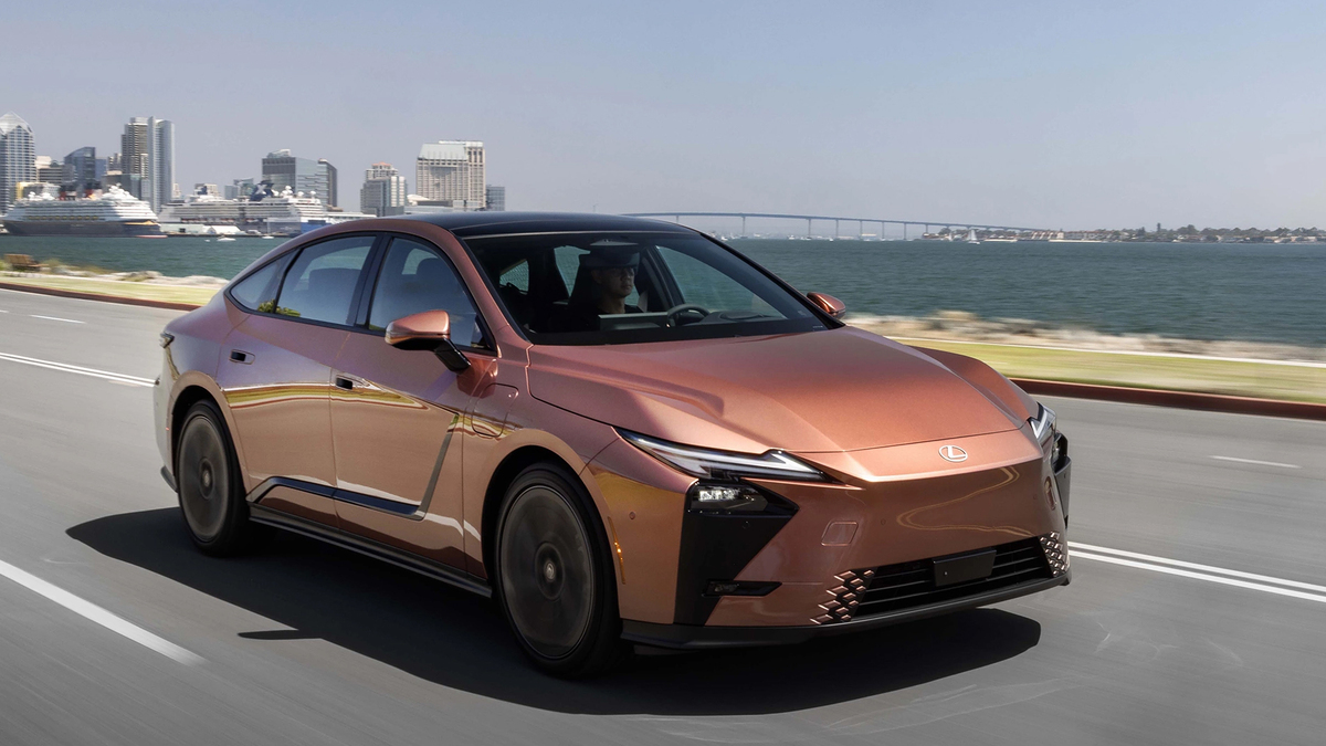 Lexus ES 2026 - bên ngoài tối giản, bên trong đậm công nghệ