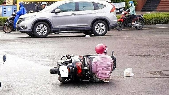 Gặp tai nạn vì tránh người đi sai luật, có được bồi thường?