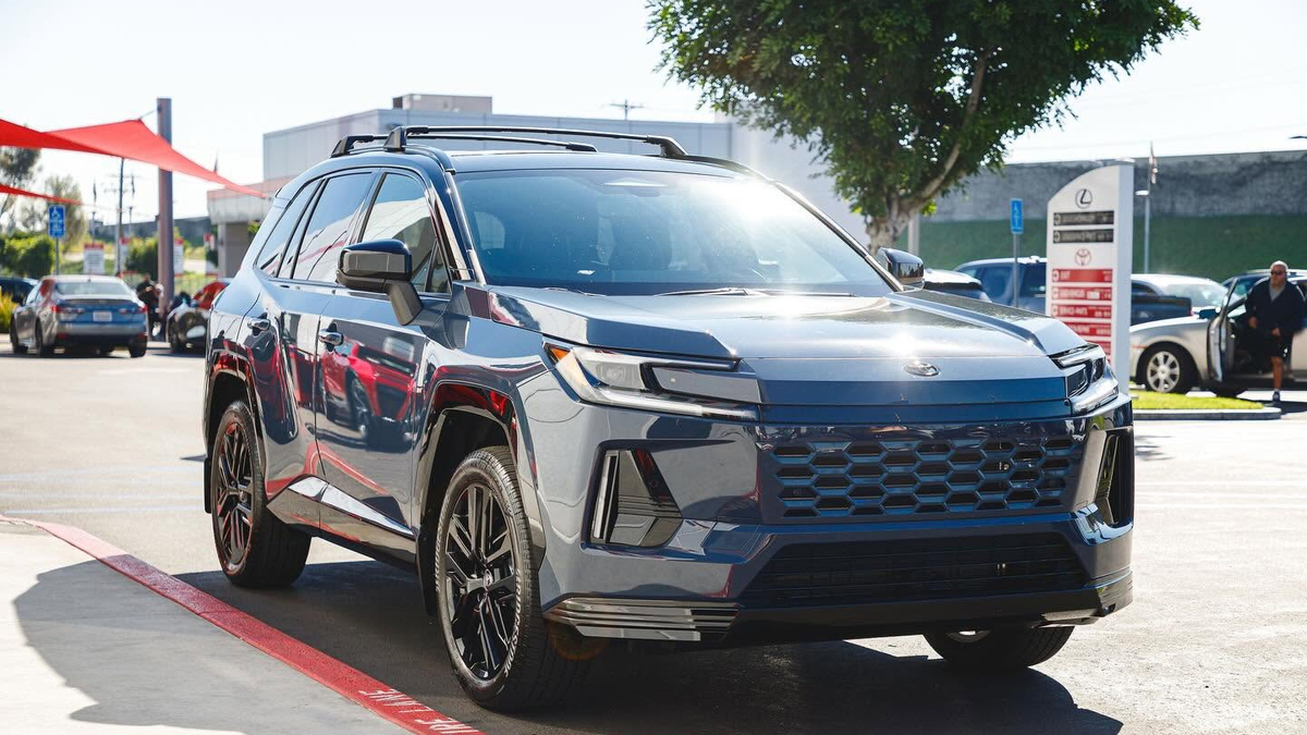 Toyota RAV4 'cháy hàng', xe chỉ nằm kho vài giờ