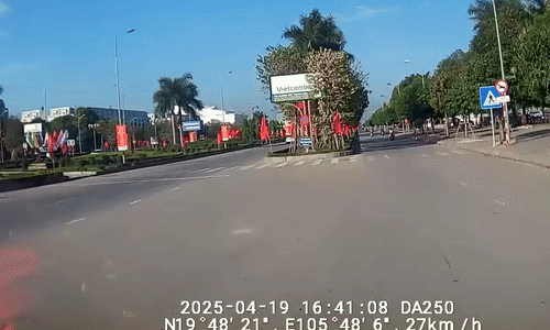 Xe máy chở ba người phụ nữ tạt đầu ôtô tốc độ cao