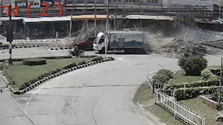 Xe tải vào cua đổ ụp hàng tấn gỗ xuống ôtô ngược chiều