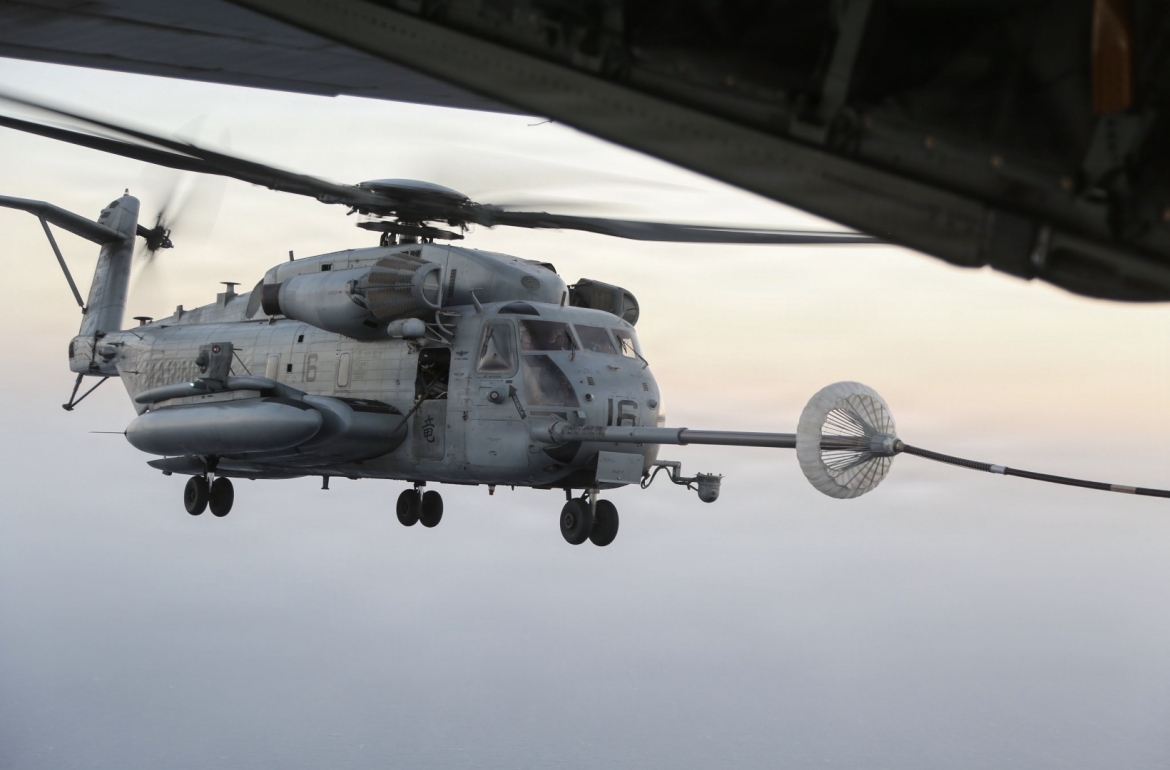 can canh truc thang sieu ma ch-53e my tiep nhien lieu tren khong o trung Dong hinh anh 1