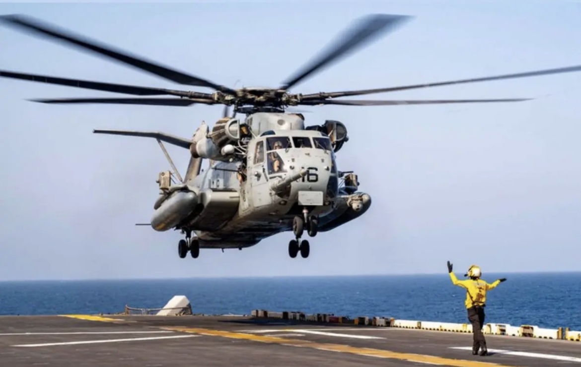 can canh truc thang sieu ma ch-53e my tiep nhien lieu tren khong o trung Dong hinh anh 4