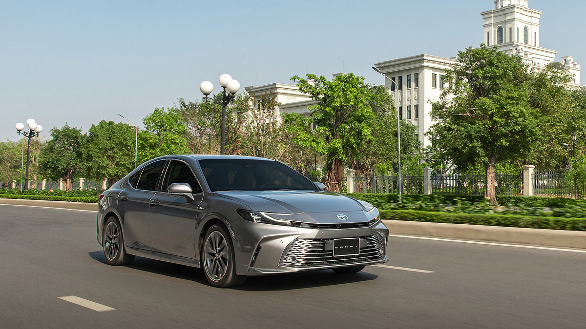 Toyota Camry bỏ máy xăng, chỉ bán bản hybrid tại Việt Nam