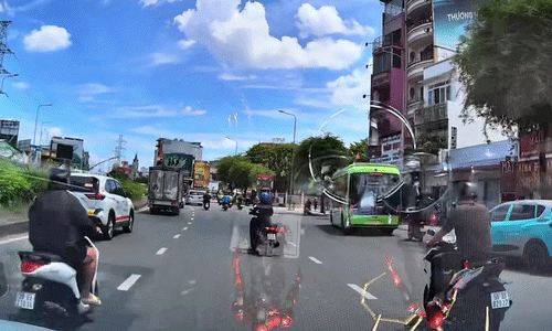 Hai xe máy di chuyển vô tội vạ, gặp nạn trước đầu ôtô