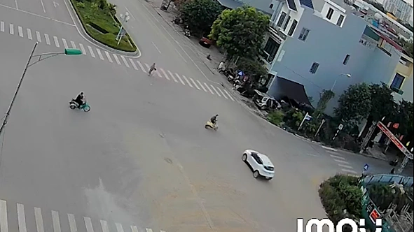 Ôtô đâm bay người đi xe máy tại ngã tư