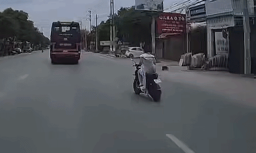 Người đi xe máy rước họa vì 'một người sai, một người yếu'