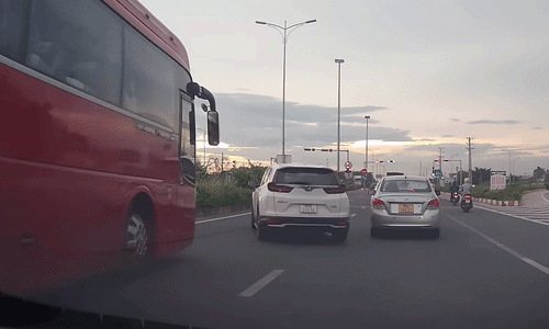 Xe con chuyển làn bị xe khách tông: ai sai?