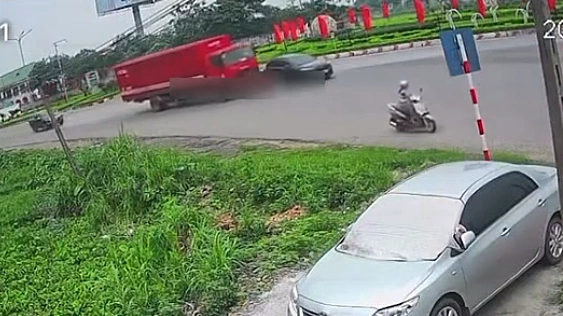 Tạt đầu ôtô, người đi xe máy ngã vào gầm xe tải