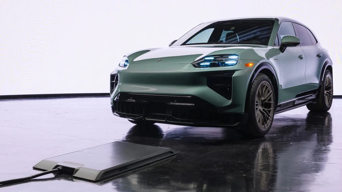 Sạc không dây giá 6.400 USD của xe Porsche