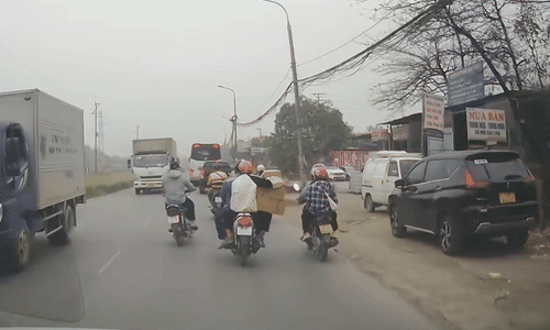 Xe máy chở hàng cồng kềnh gây tai nạn