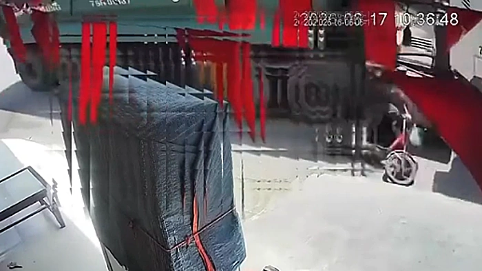 Xe máy lao vào gầm xe tải đang qua giao lộ
