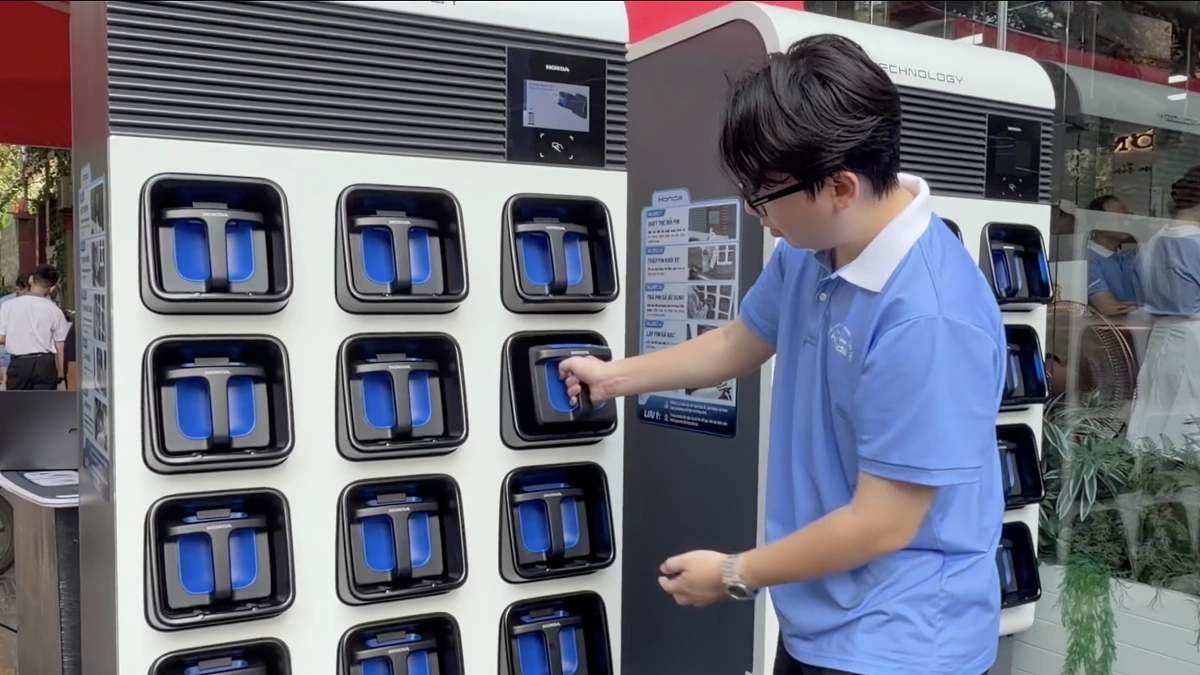 Một phút đổi pin xe máy điện Honda tại trạm