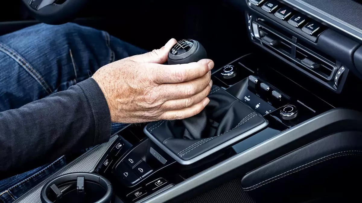 Lái xe số sàn giúp não hoạt động tích cực hơn số tự động