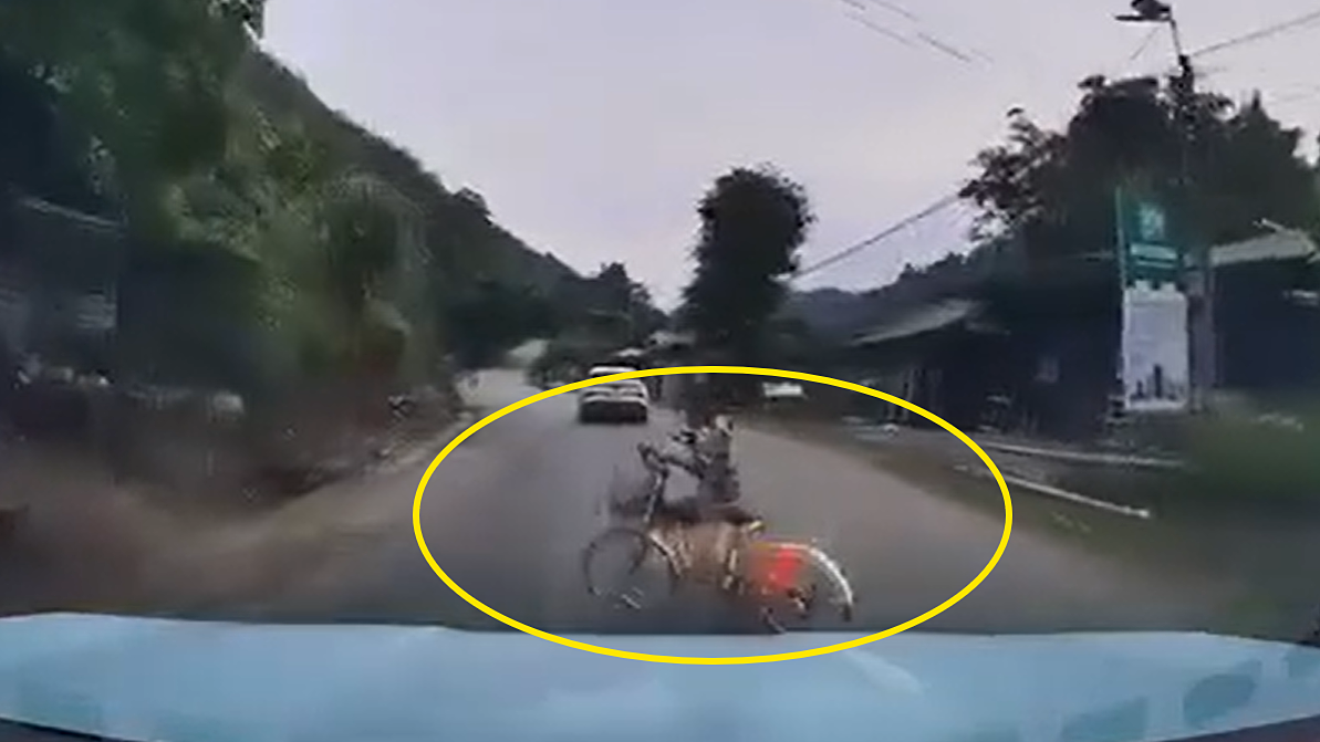 Tài xế phanh gấp cứu mạng cậu bé đi xe đạp tùy hứng