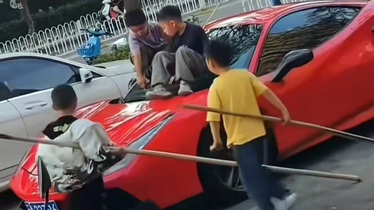 Con leo trèo làm xước siêu xe, bố mẹ không muốn đền