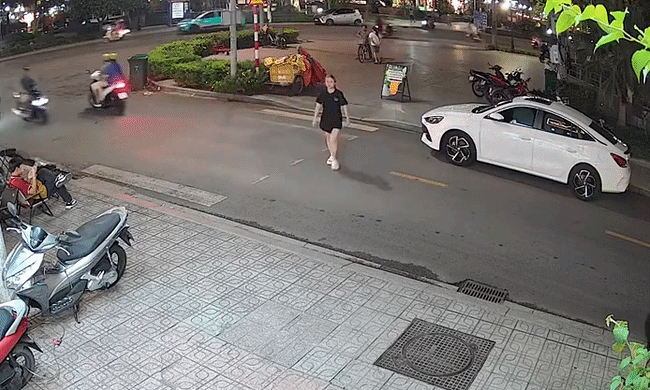 Người đi xe máy tông trúng cô gái đi bộ: ai sai?
