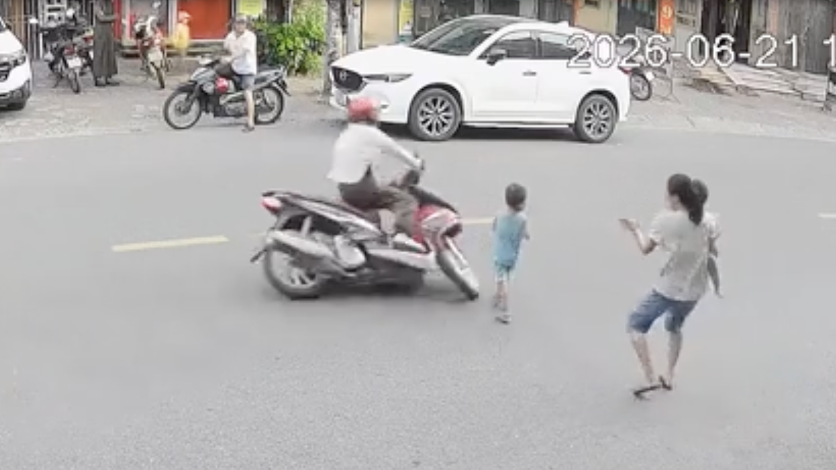 Tránh em bé chạy sang đường, người đi xe máy trượt ngã