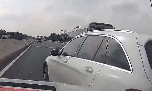 Xe con vượt ẩu khiến hai xe khác gánh họa