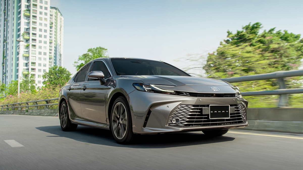 Toyota Camry hybrid giảm giá 140 triệu đồng