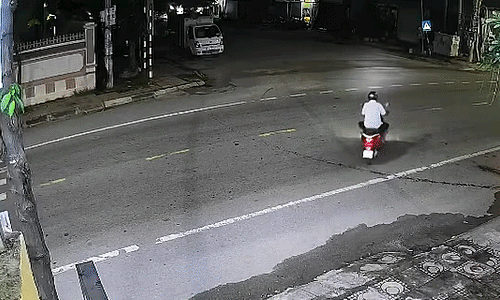 Xe máy sang đường bị xe đi thẳng húc văng - ai sai?