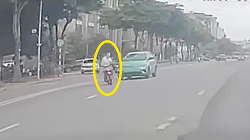 Người đi xe máy cắt ngang đường bị ôtô đâm bay: ai sai?