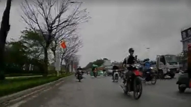 Mải xem điện thoại, thanh niên đi xe máy hất tung người đi xe đạp