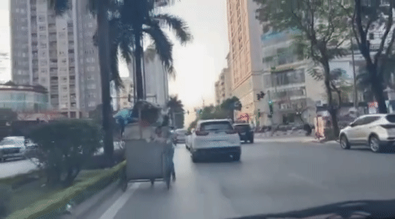 'Hiểm họa giao thông từ xe thu gom rác'