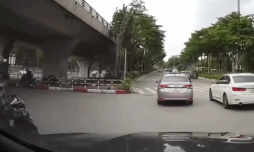 Xe máy bị cướp ga khi va chạm ôtô - ai sai?