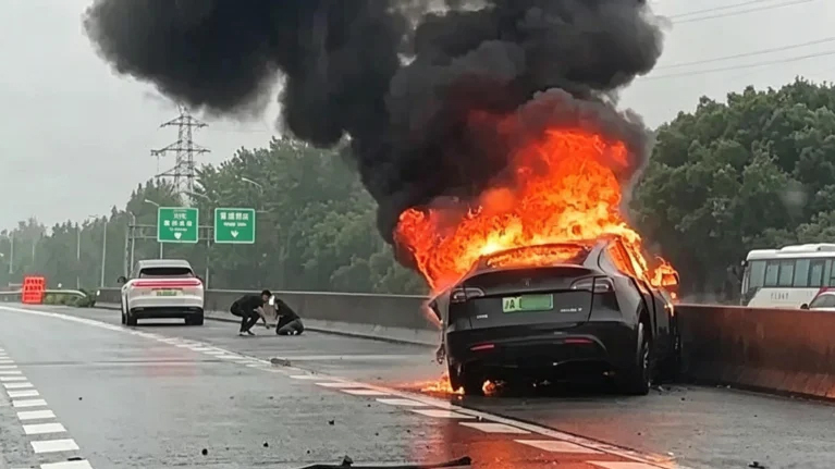 Xe Tesla bốc cháy sau va chạm