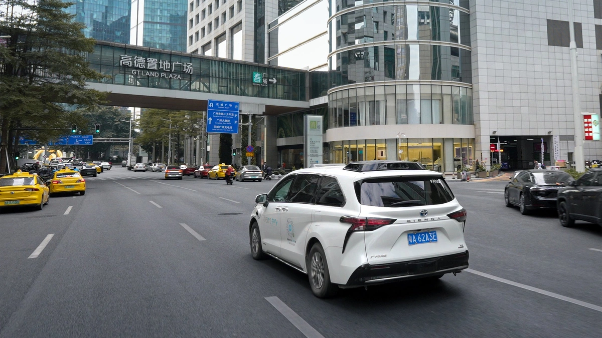 Sự cố trăm xe tê liệt dội 'gáo nước lạnh' vào ngành robotaxi