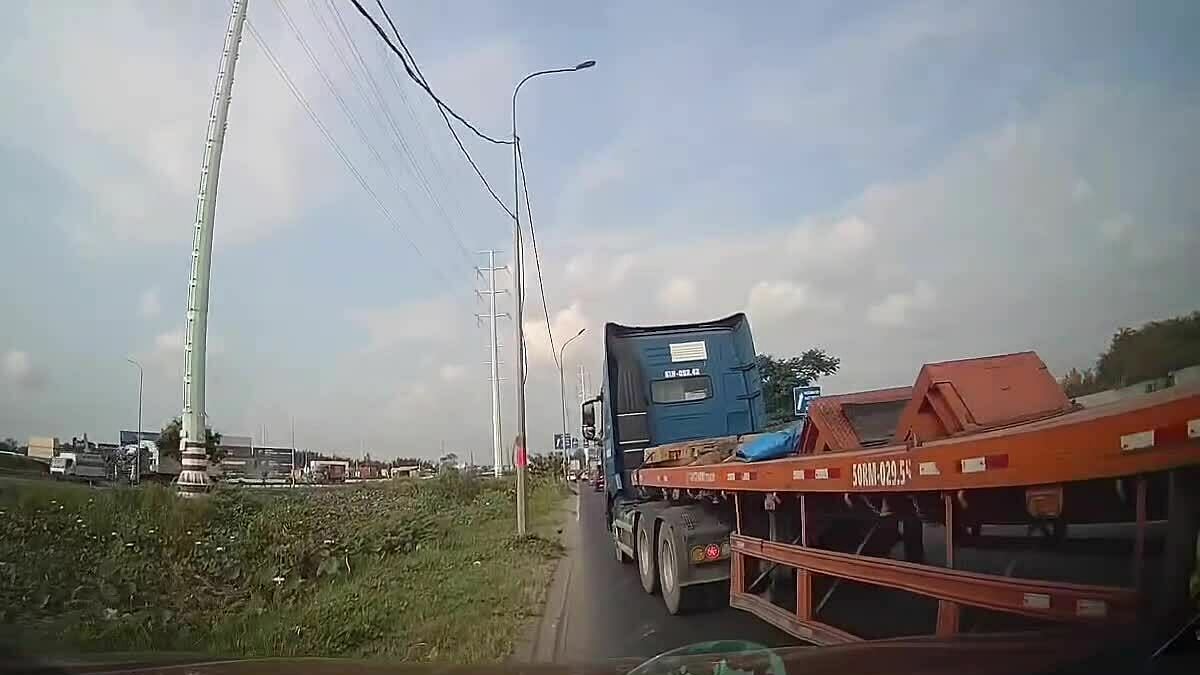Xe rơ-moóc tạt đầu, ép ôtô con rời khỏi lề đường