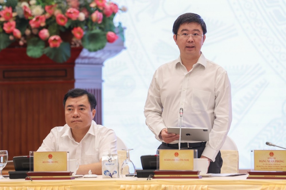Thứ trưởng Bộ Khoa học và Công nghệ Bùi Hoàng Phương thông tin về triển khai sản phẩm công nghệ chiến lược. (Ảnh: chinhphu.vn)