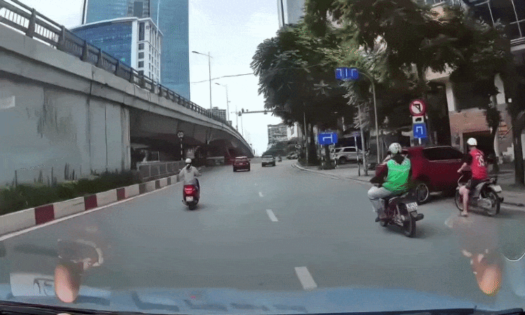 Ôtô lùi xuống đường tông văng xe máy và ôtô khác
