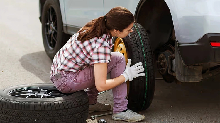 Không ai dám tin kỹ năng thay lốp ôtô của Gen Z
