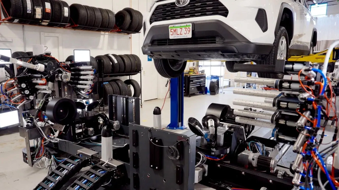 Robot AI sắp thế chỗ thợ thay lốp trong garage ôtô