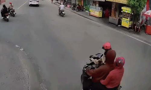 Hai xe máy kéo nhau ngã vì 'chung đường khác hướng'