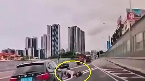 'Nguyên tắc nhân đạo' khi xe đạp điện tự ngã trước đầu ôtô trên cao tốc